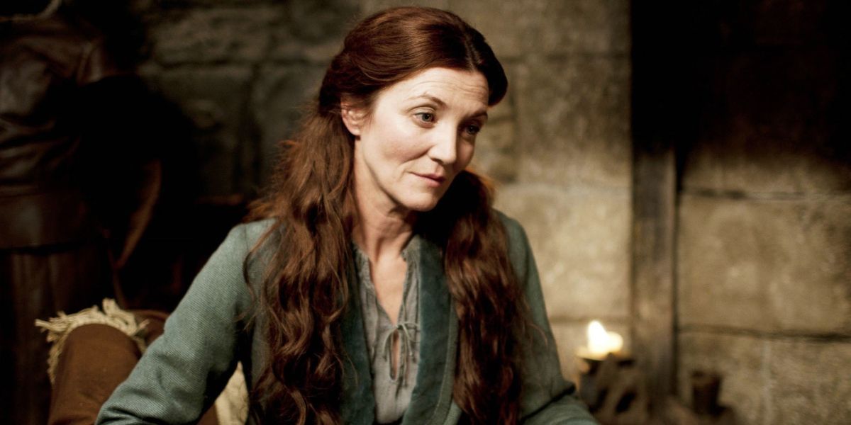 michelle fairley as catelyn stark lloking concerned in game of thrones