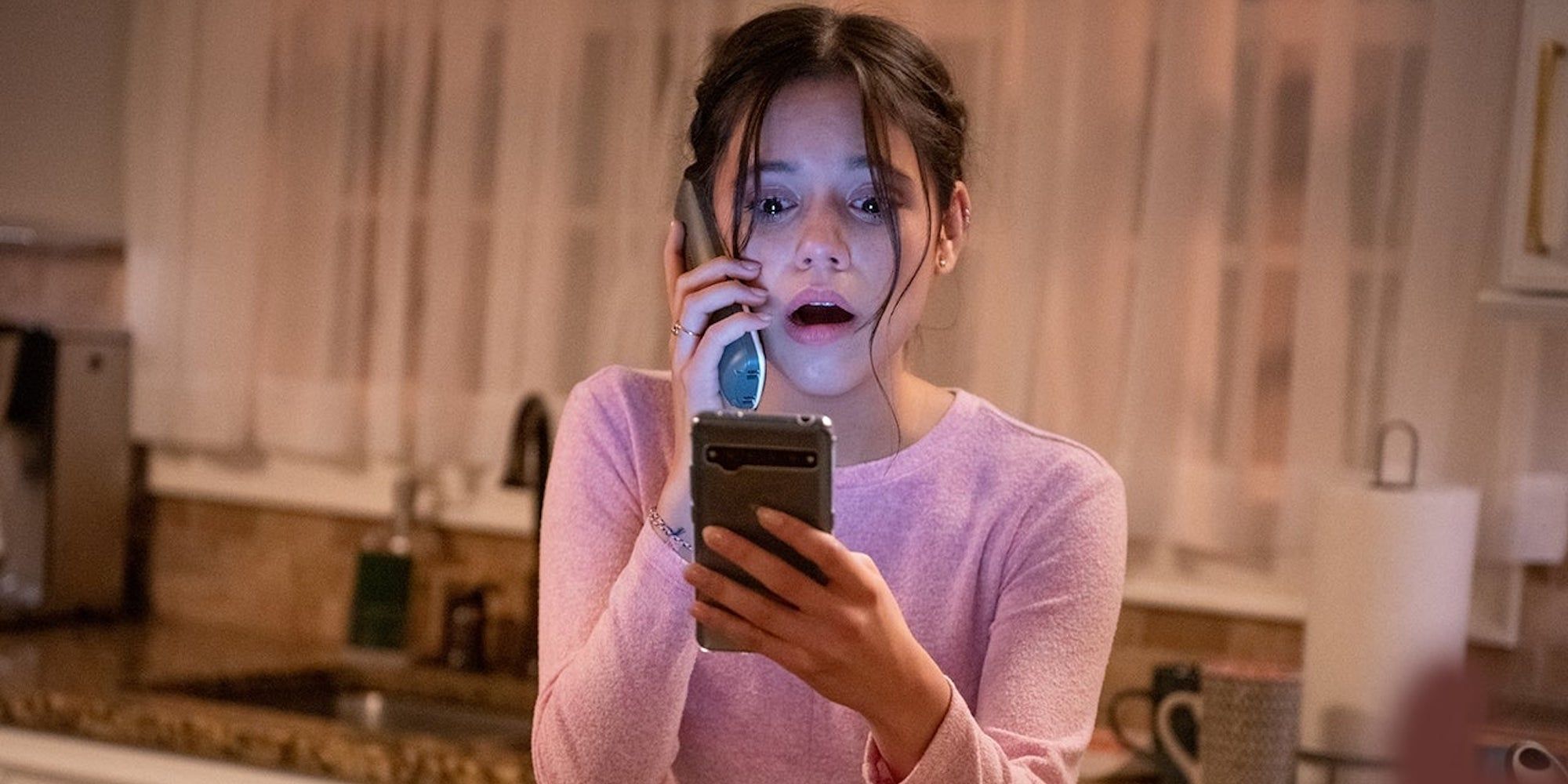 Jenna Ortega as Tara Carpenter talking on her phone while frightened in Scream 5