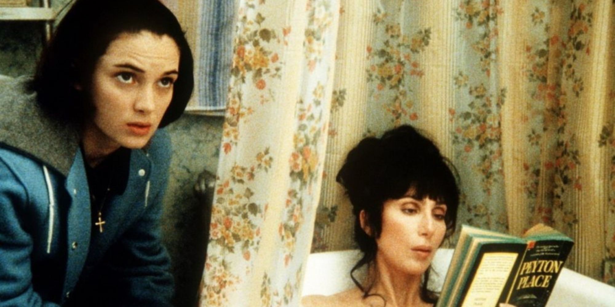 Cher et Winona Ryder dans la scène de la baignoire de Mermaids