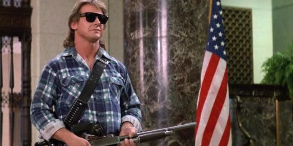 Roddy Piper armado con una escopeta en la película They Live