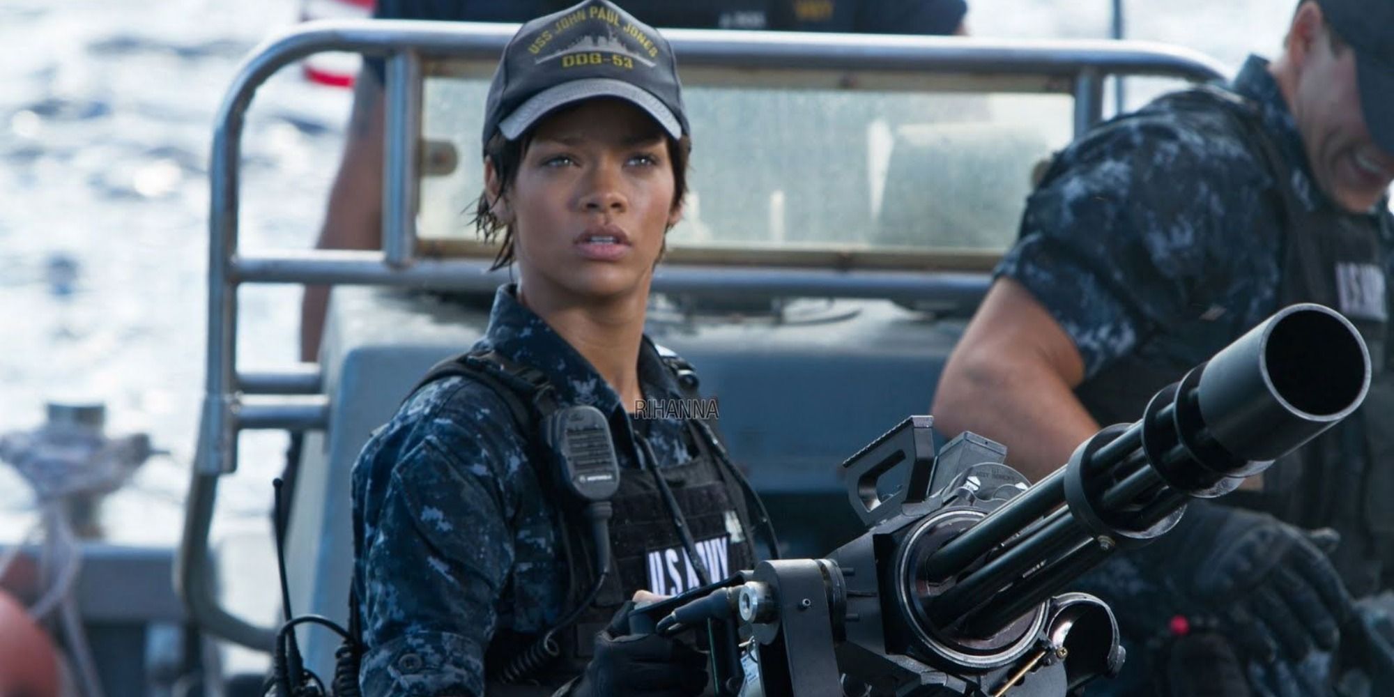 Cora Liakes se para junto a un arma en Battleship y mira a lo lejos