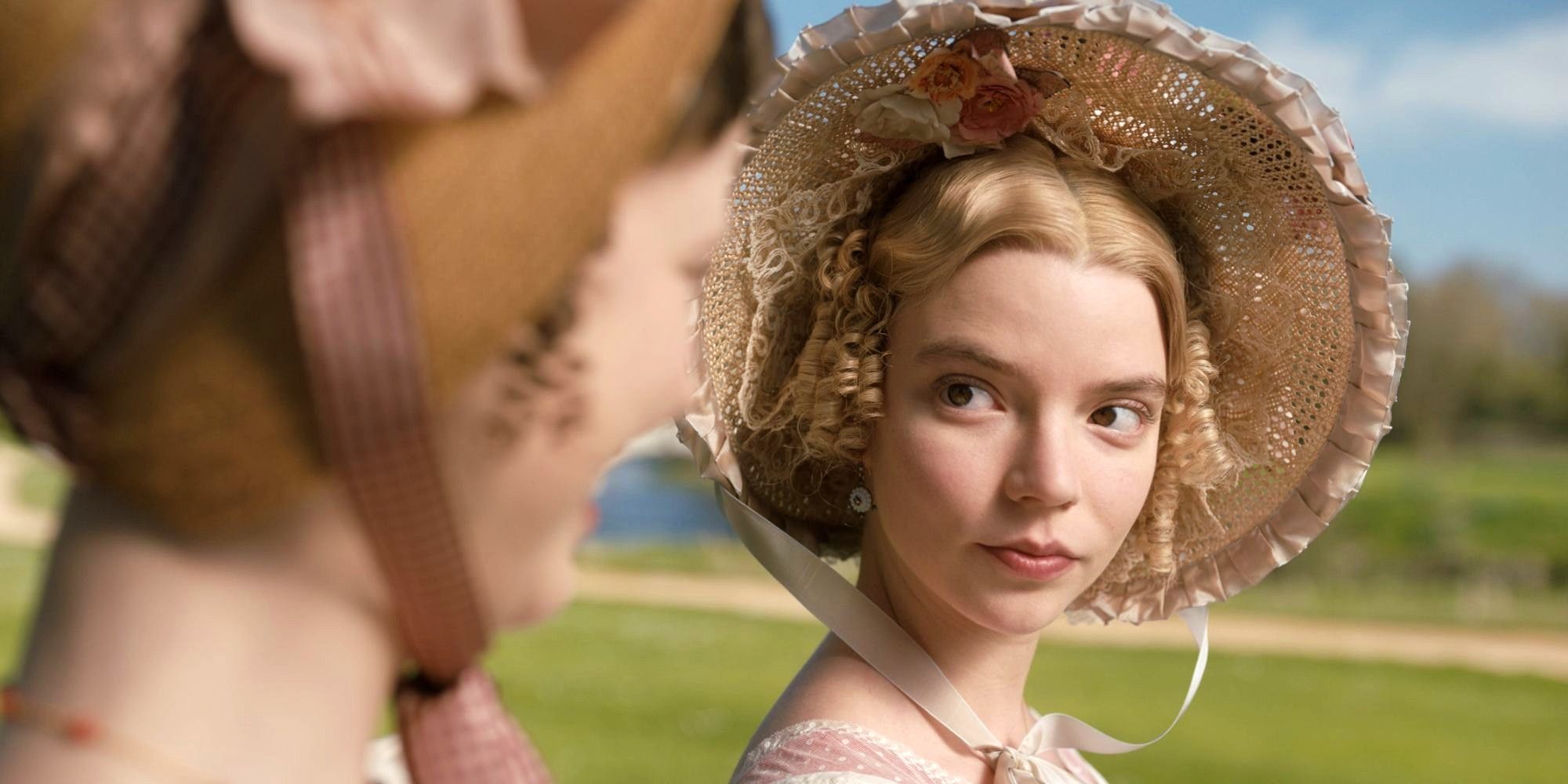 Anya Taylor-Joy, quien interpreta a Emma en Emma, ​​​​sonríe ante el personaje de Mia Goth.