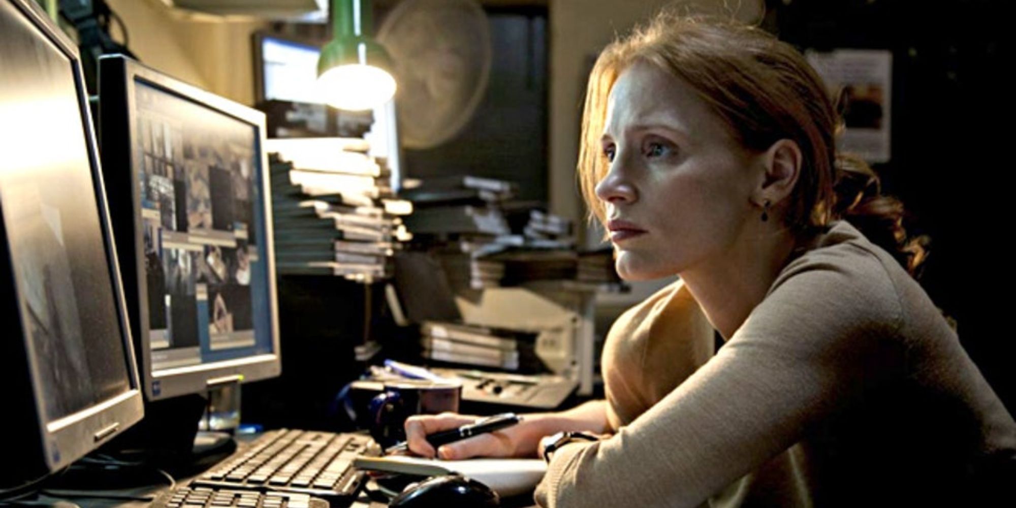 Jessica Chastain como Maya trabalhando na frente de um computador em Zero Dark Thirty