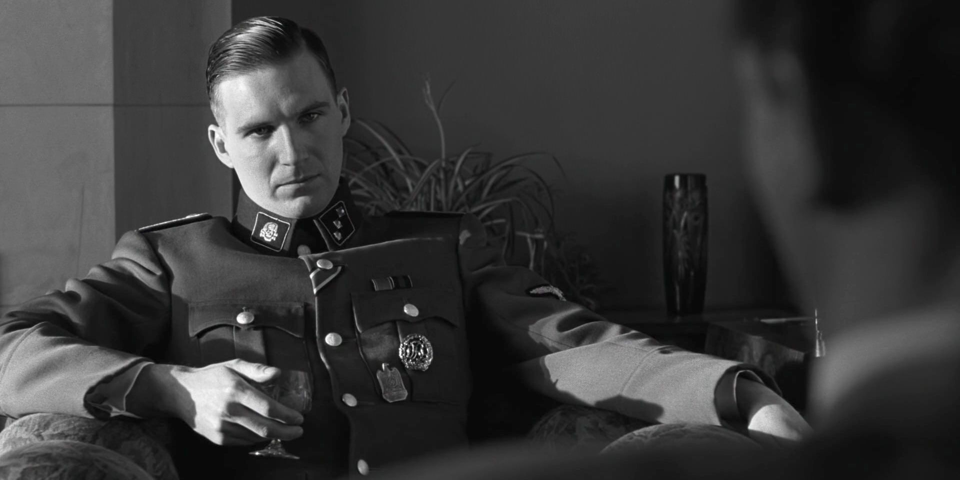 Ralph Fiennes Amon Goth dans La Liste de Schindler