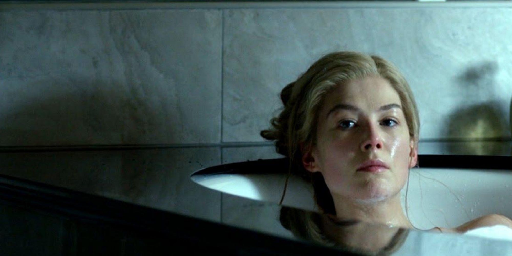 Rosamund Pike dans le rôle d'Amy Dunne prenant un bain dans 'Gone Girl'.