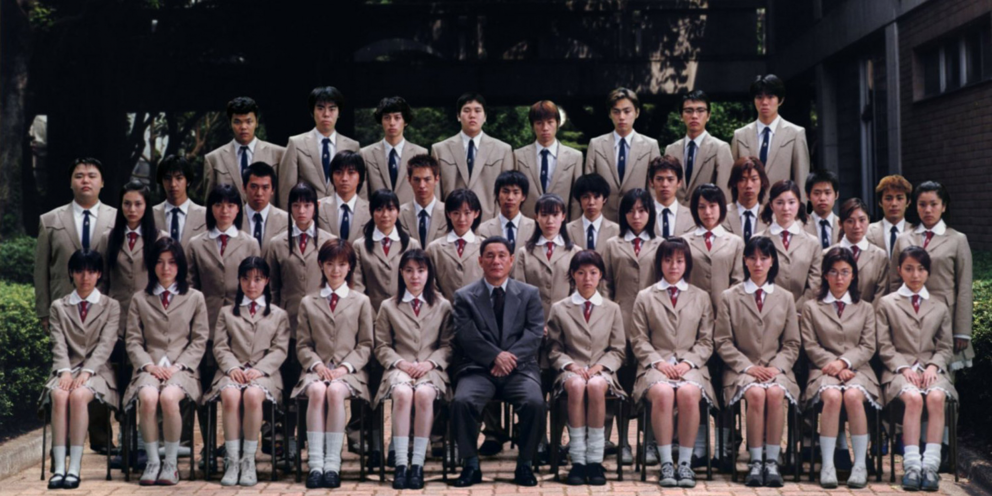 Battle royale the entire cast take a class photo before the events of the movie unfold