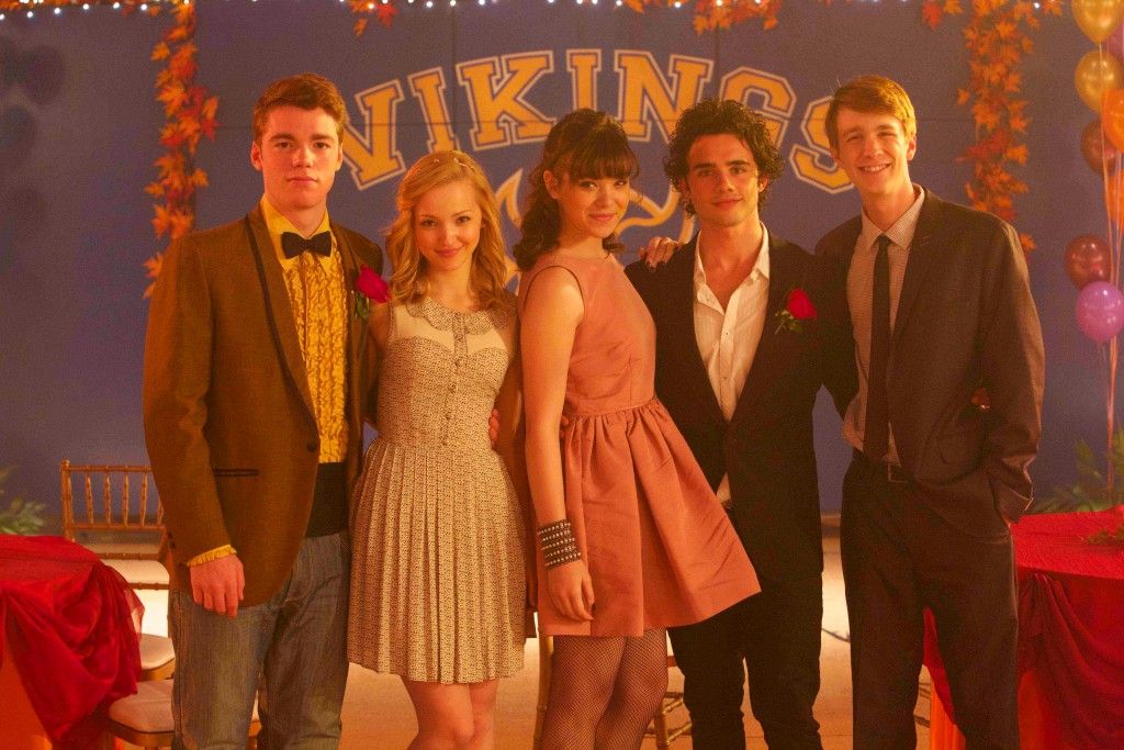 Barely-Lethal-Hailee-Steinfeld-Sophie-Turner-Thomas-Mann