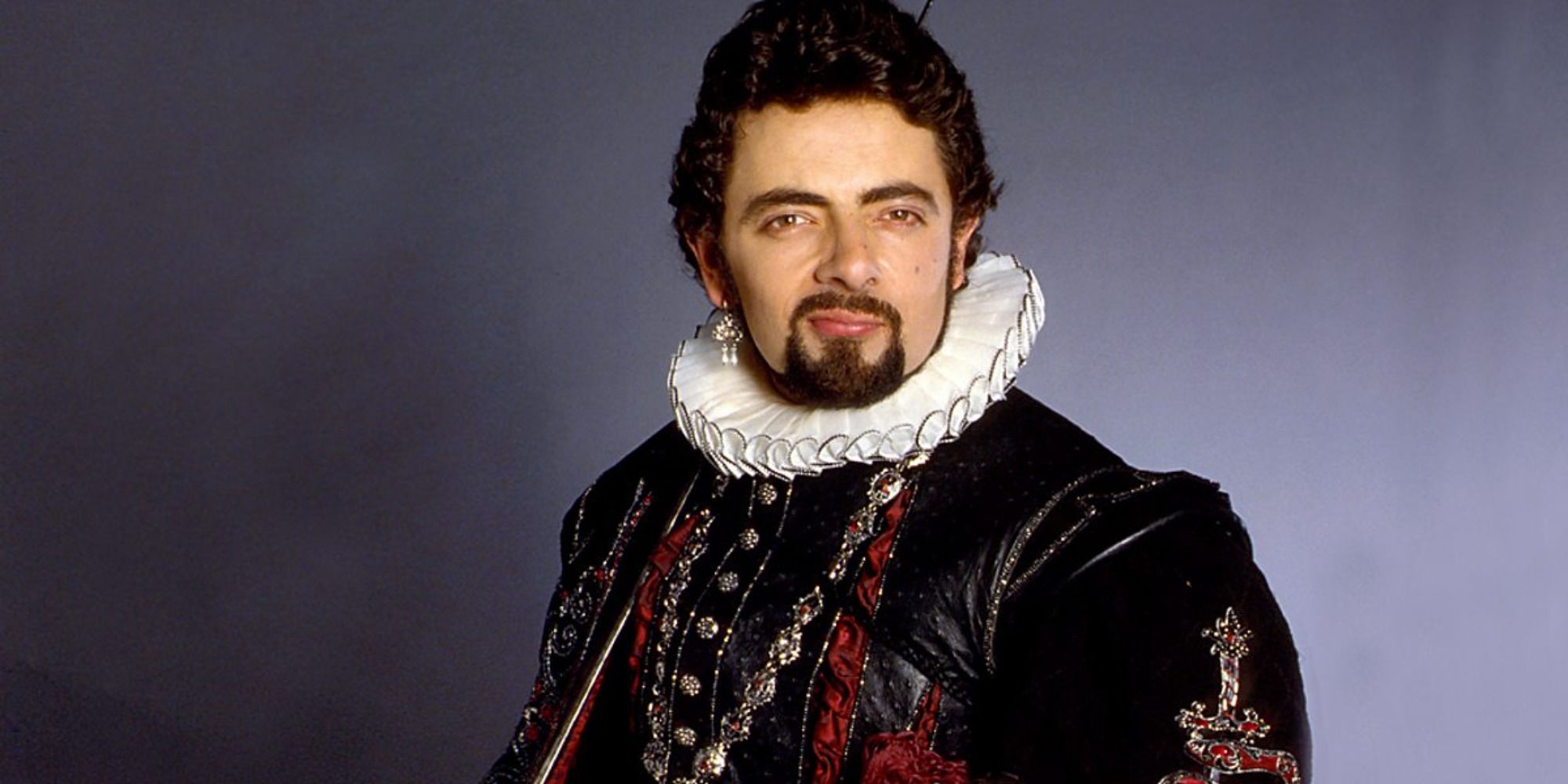 Rowan Atkinson dans le rôle de Sir Edmund Blackadder dans Blackadder II.