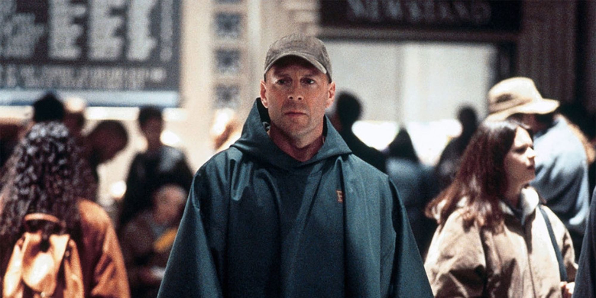 Bruce Willis dalam Unbreakable (2000)