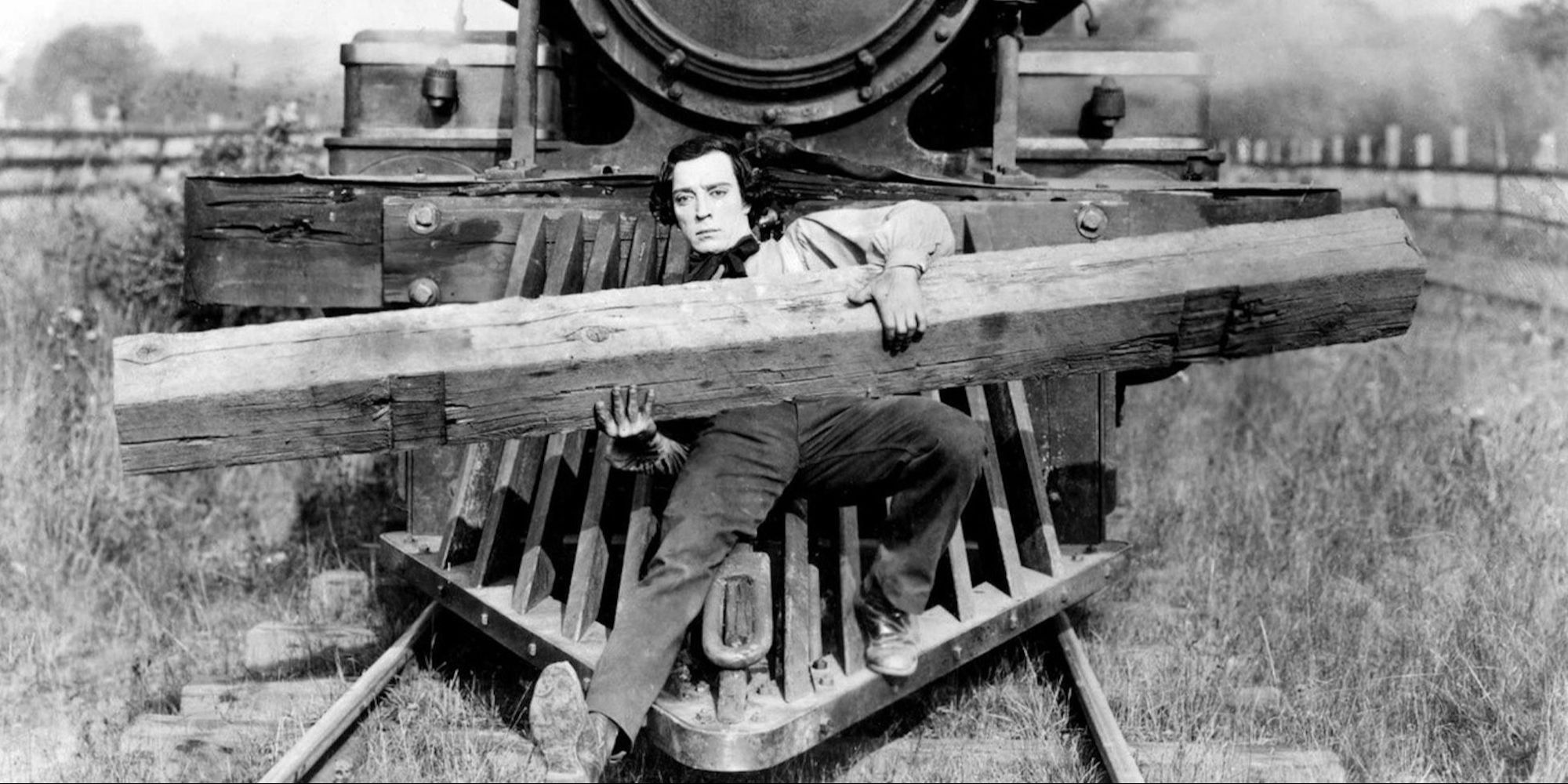 Buster Keaton faisant une cascade sur un train dans 