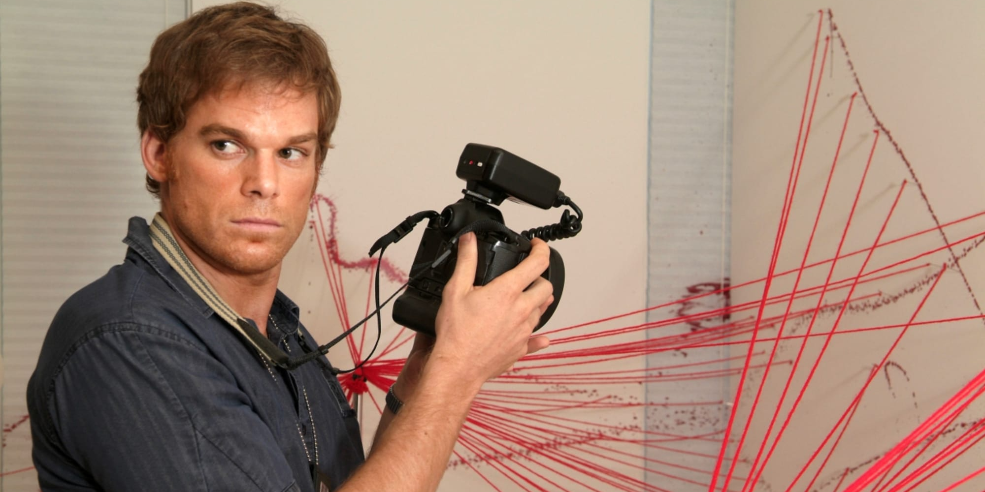 Michael C. Hall prend des photos d'une scène de crime à Dexter