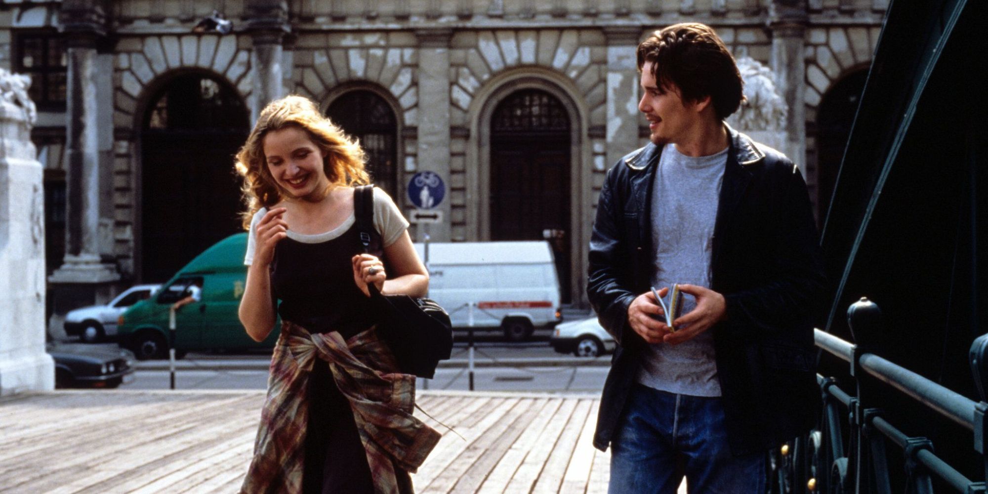 Ethan Hawke, que interpreta a Jesse, y Julie Delpy, que interpreta a Celine, salen sonriendo en 