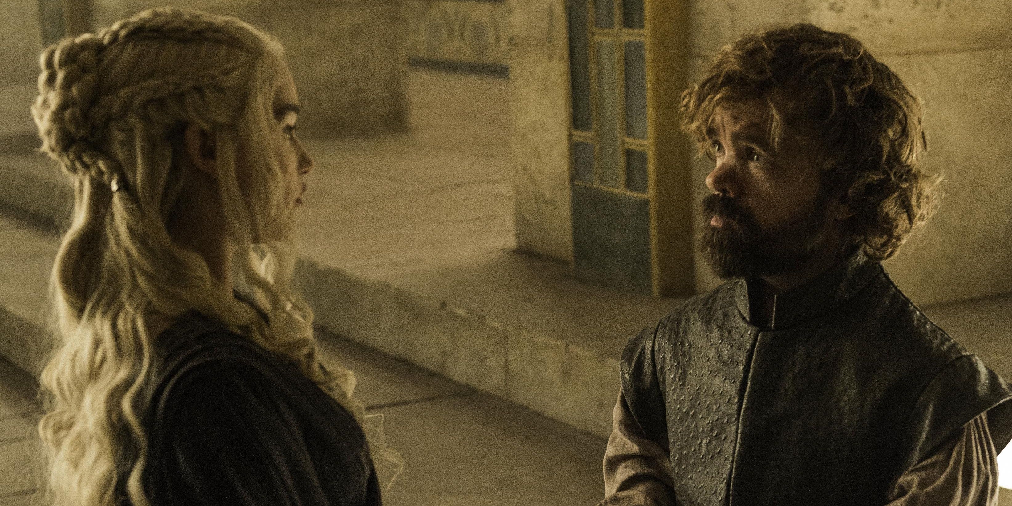 Emilia Clarke en tant que Daenerys Targaryen considère Peter Dinklage en tant que Tyrion comme une conversation.