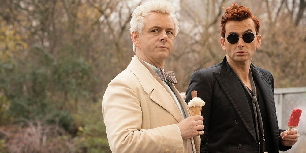 Michael Sheen dans le rôle d'Aziraphale et David Tennant dans celui de Crowley dans Good Omens