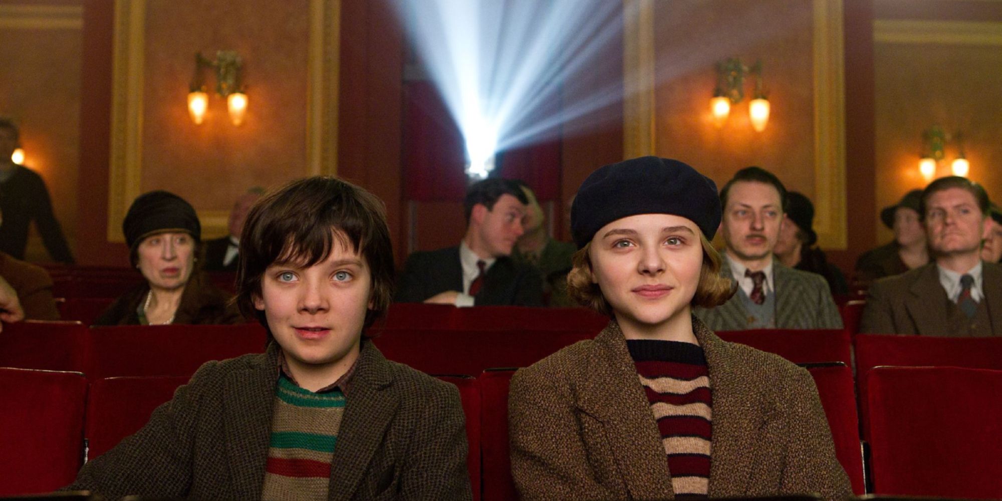 Hugo and isabelle in a movie theater in Hugo (2011).