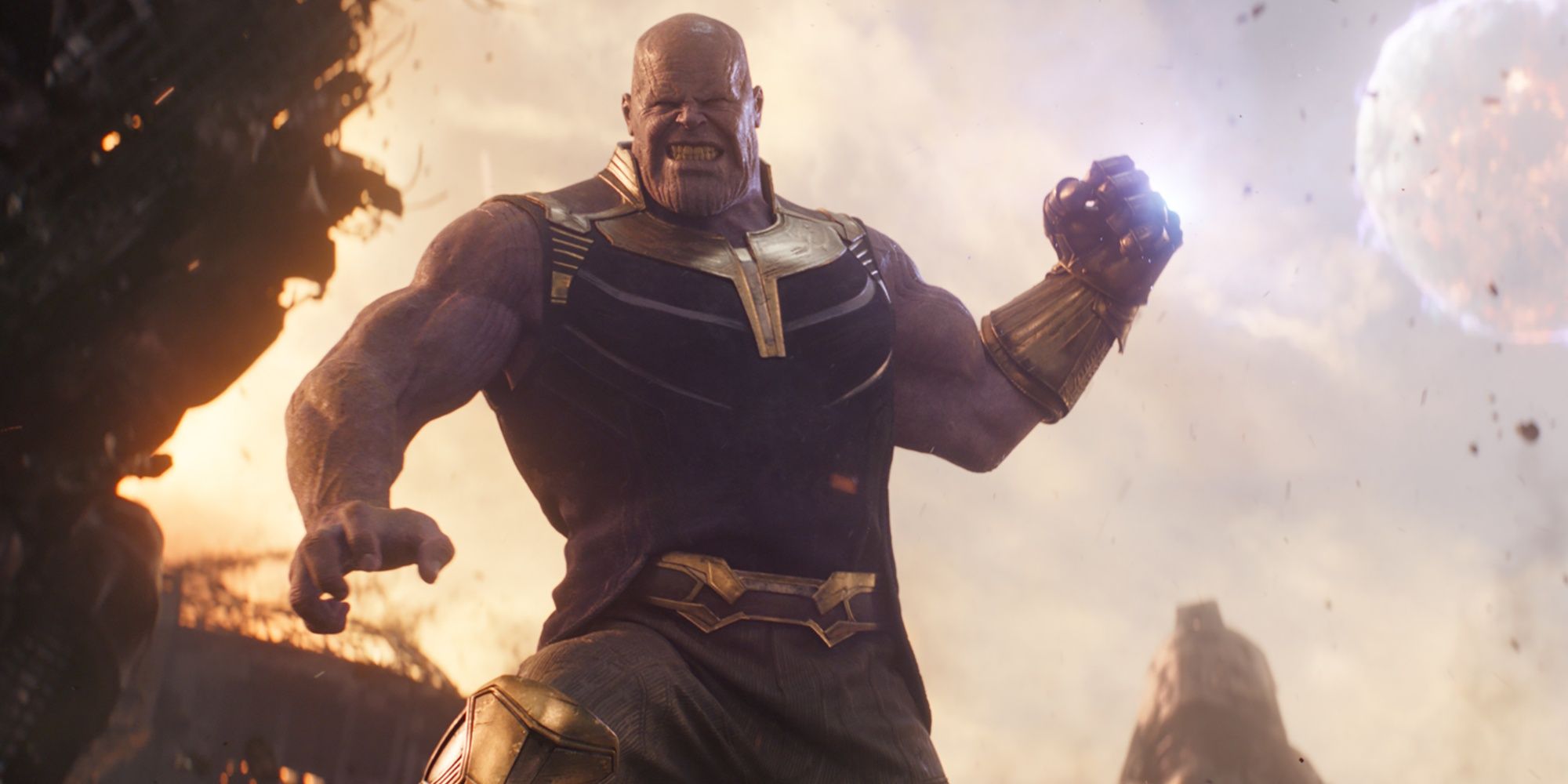 Thanos brandindo a Manopla do Infinito em Vingadores: Guerra Infinita.