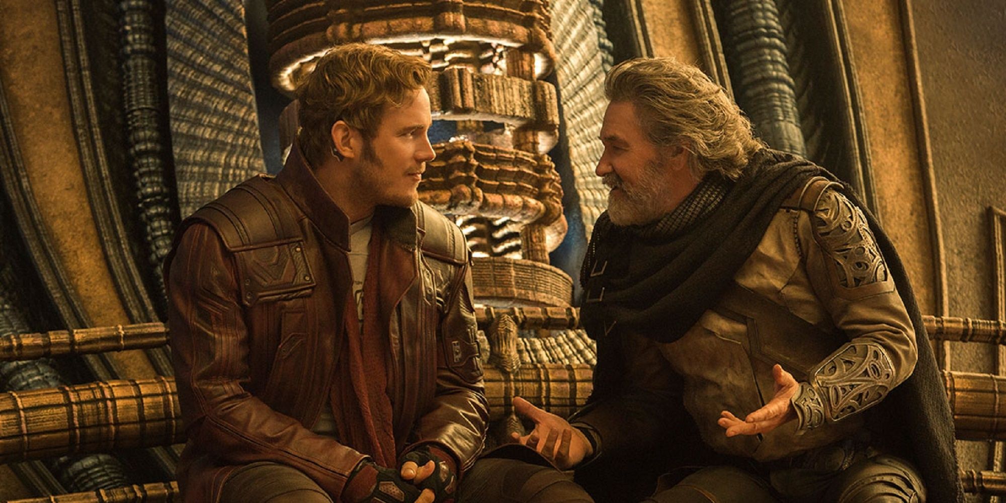 Star-Lord senta-se com o pai, Ego, em Guardiões da Galáxia Vol.  2.