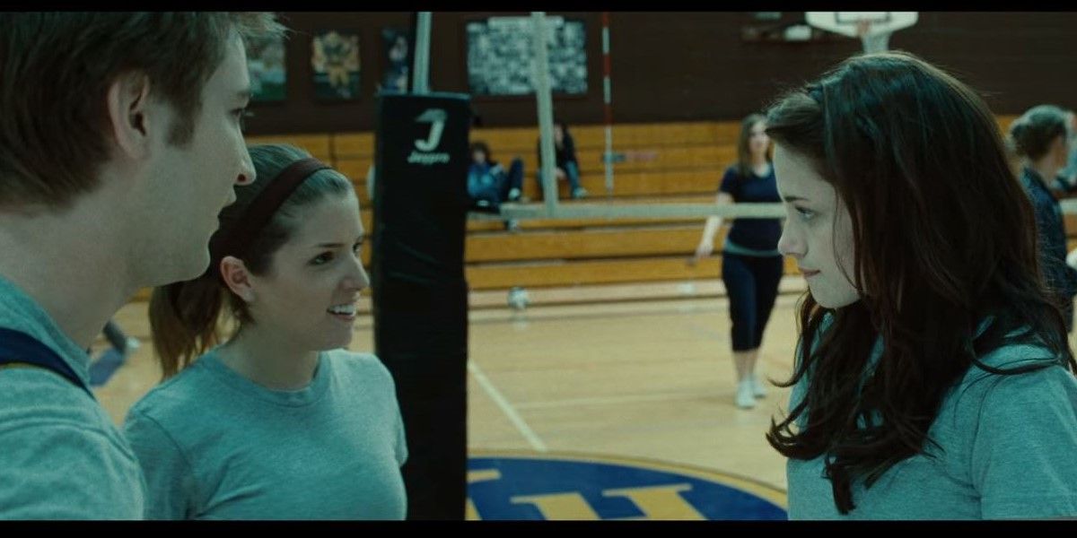 Mike, Jessica and Bella in 'Twilight' Volleyball Scene