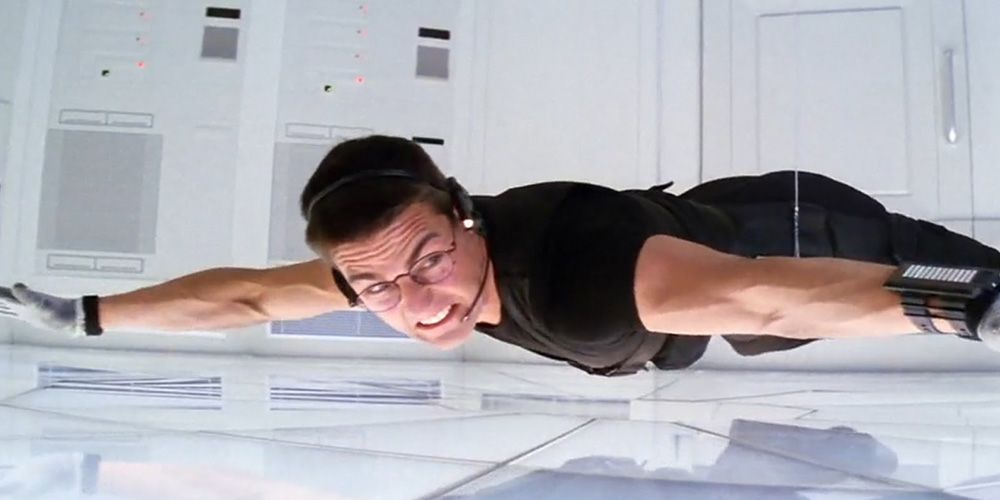 Tom Cruise s'introduit dans une chambre forte de la CIA dans Mission Impossible.