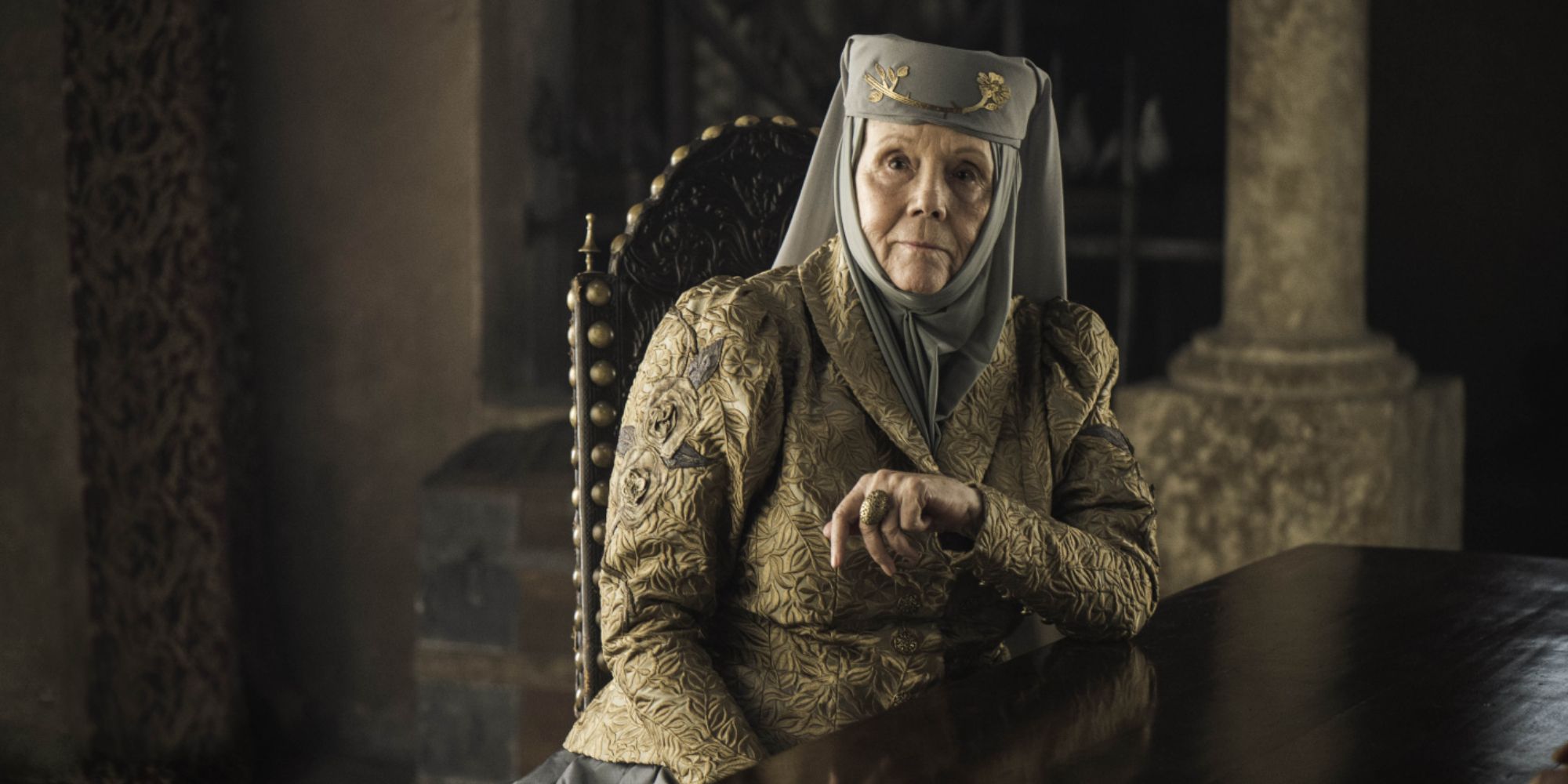 Diana Rigg como Olena Tyrell sentada em Game of Thrones