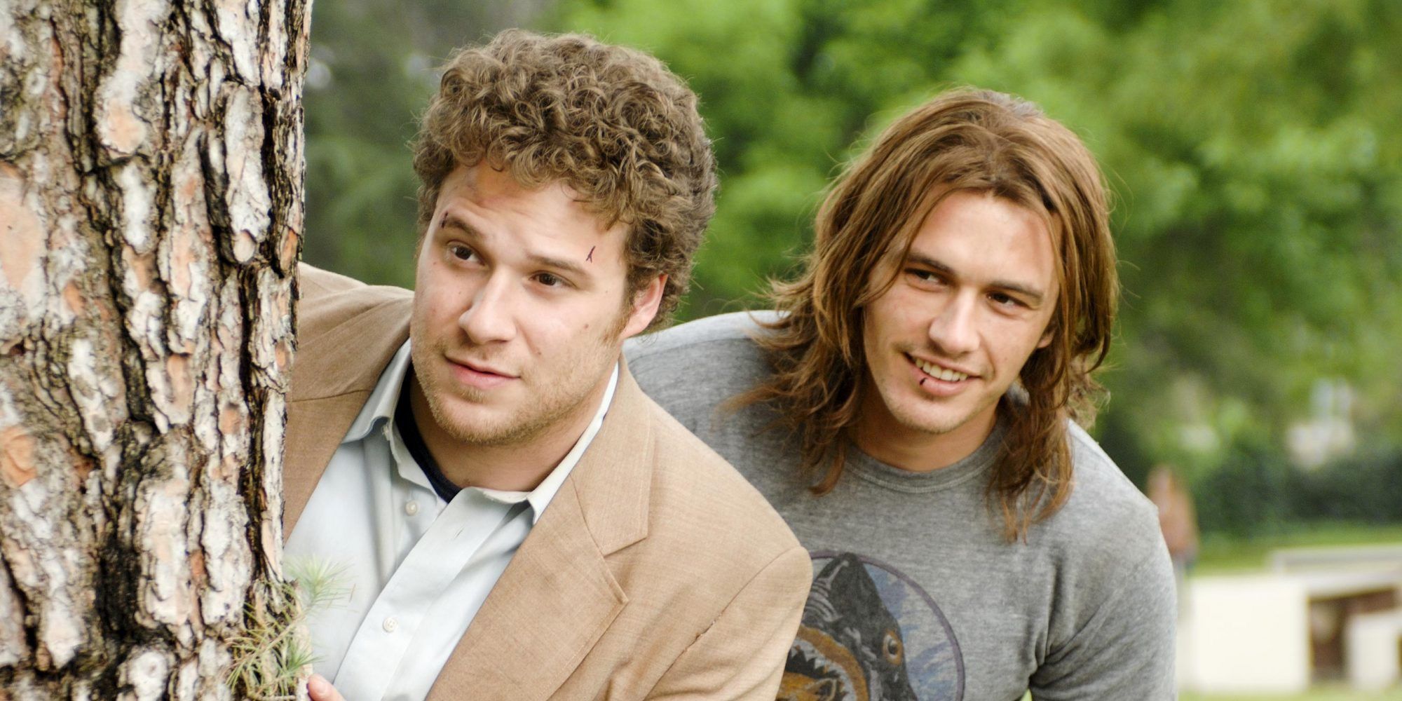 Seth Rogen and James Franco hiding behind a tree in Pineapple Express