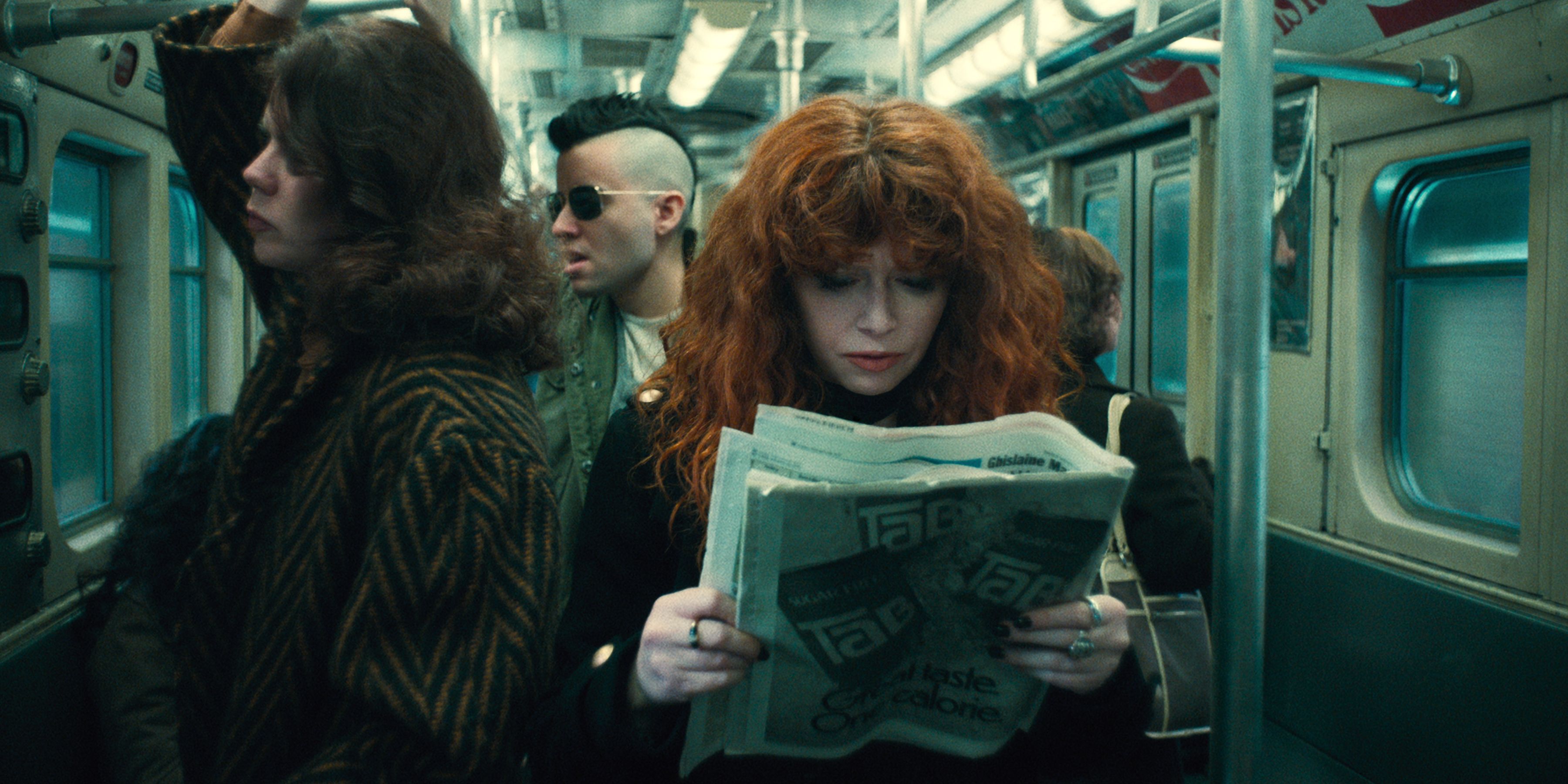 Las Imágenes De La Temporada 2 De Russian Doll Revelan Los Secretos Escondidos En El Metro 