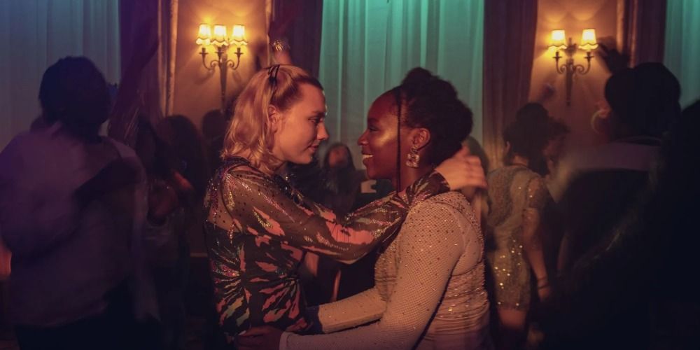 Tara (Corinna Brown) and Darcy (Kizzy Edgell) dancing together at a party in Heartstopper 2x1