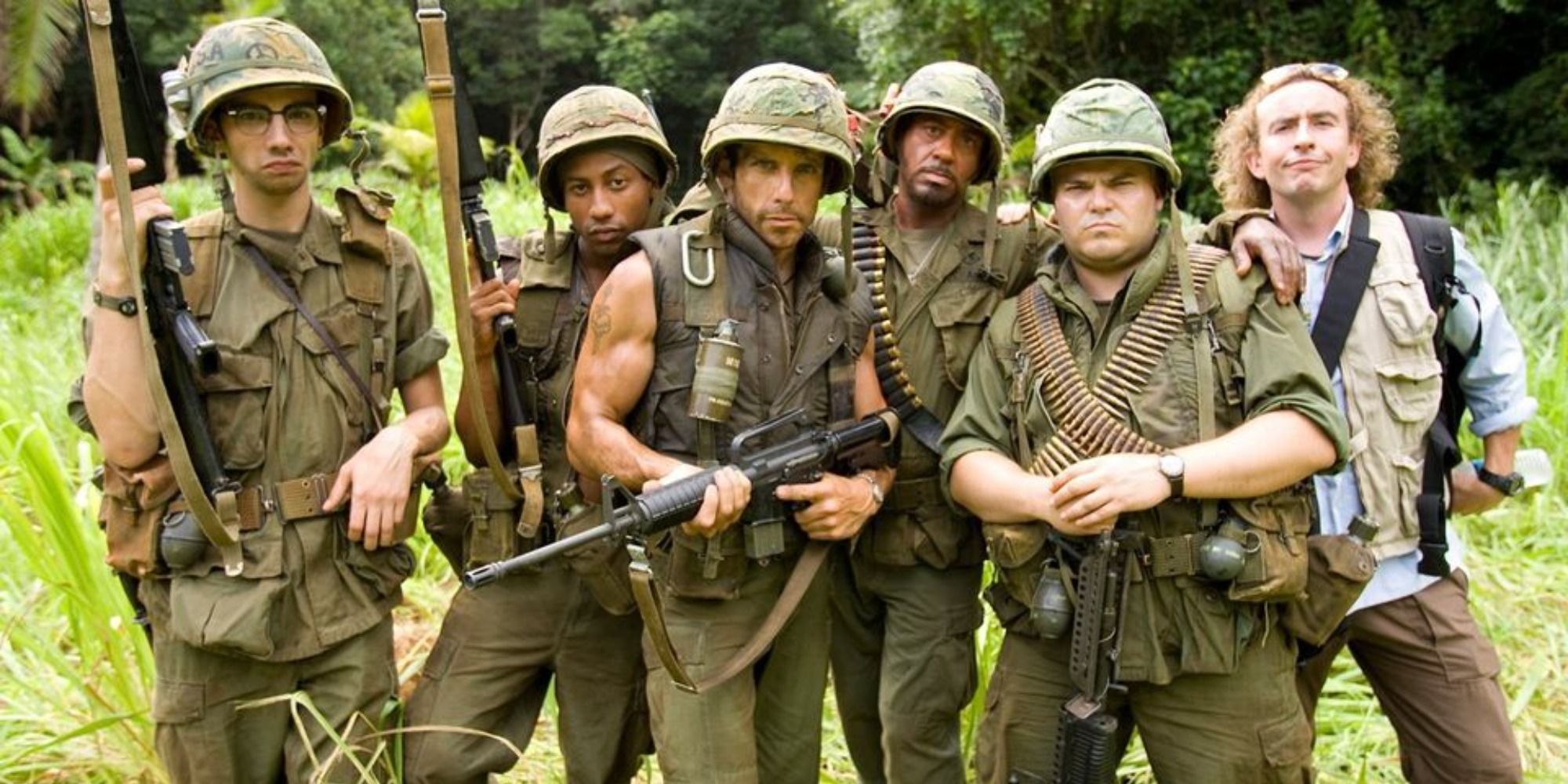 Un groupe de faux soldats pose avec leurs armes dans une jungle de Tropic Thunder.