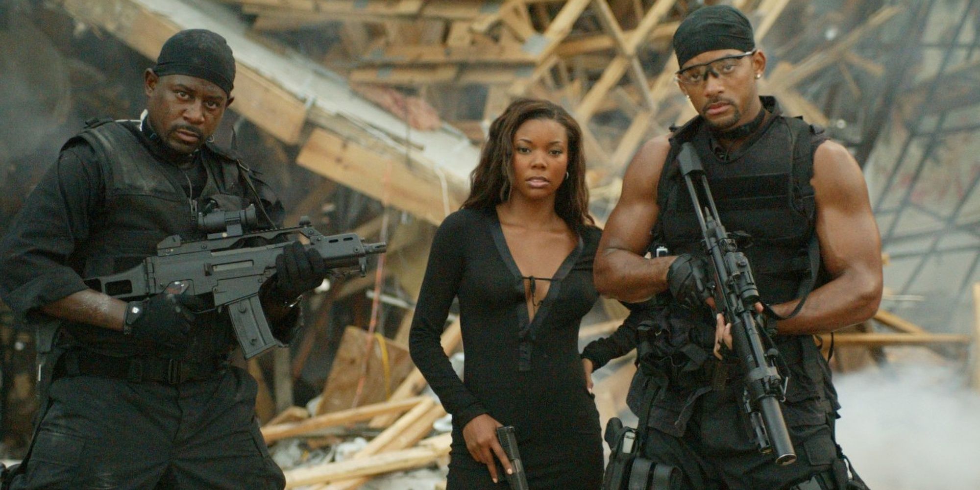 Martin Lawrence, Gabrielle Union, dan Will Smith dipersenjatai di Bad Boys II
