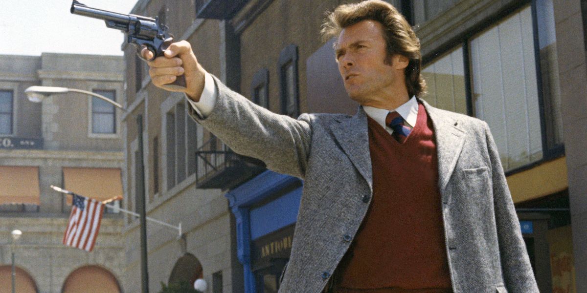 Clint Eastwood aiming his gun in Dirty Harry