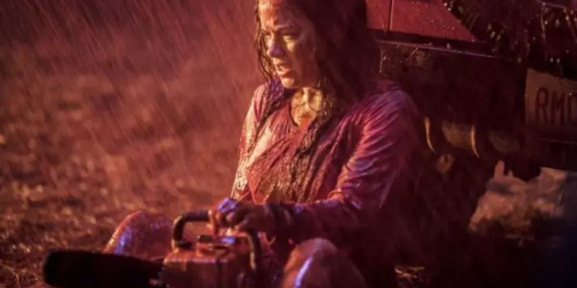 Jane Levy tient une tronçonneuse alors qu'il pleut du sang dans Evil Dead.