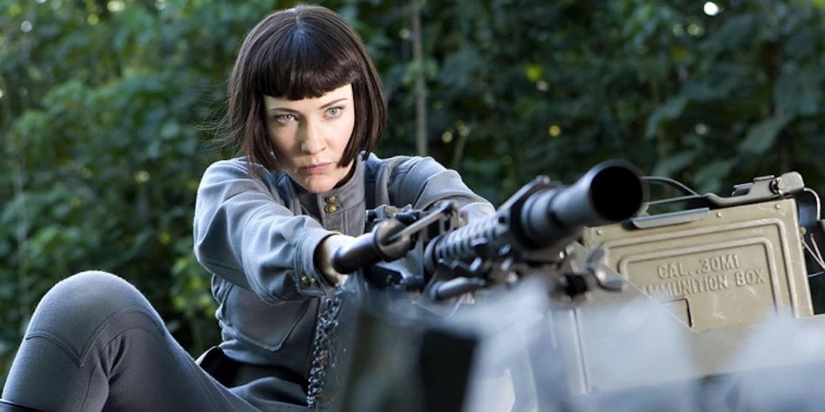 Irina Spilko visant une arme à feu dans Indiana Jones et le Royaume du Crâne de Cristal.