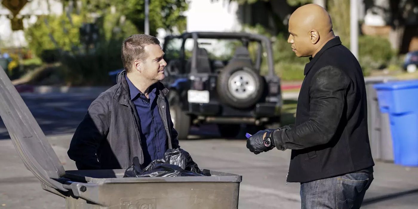 Due personaggi di NCIS: Los Angeles parlano vicino a un bidone della spazzatura.