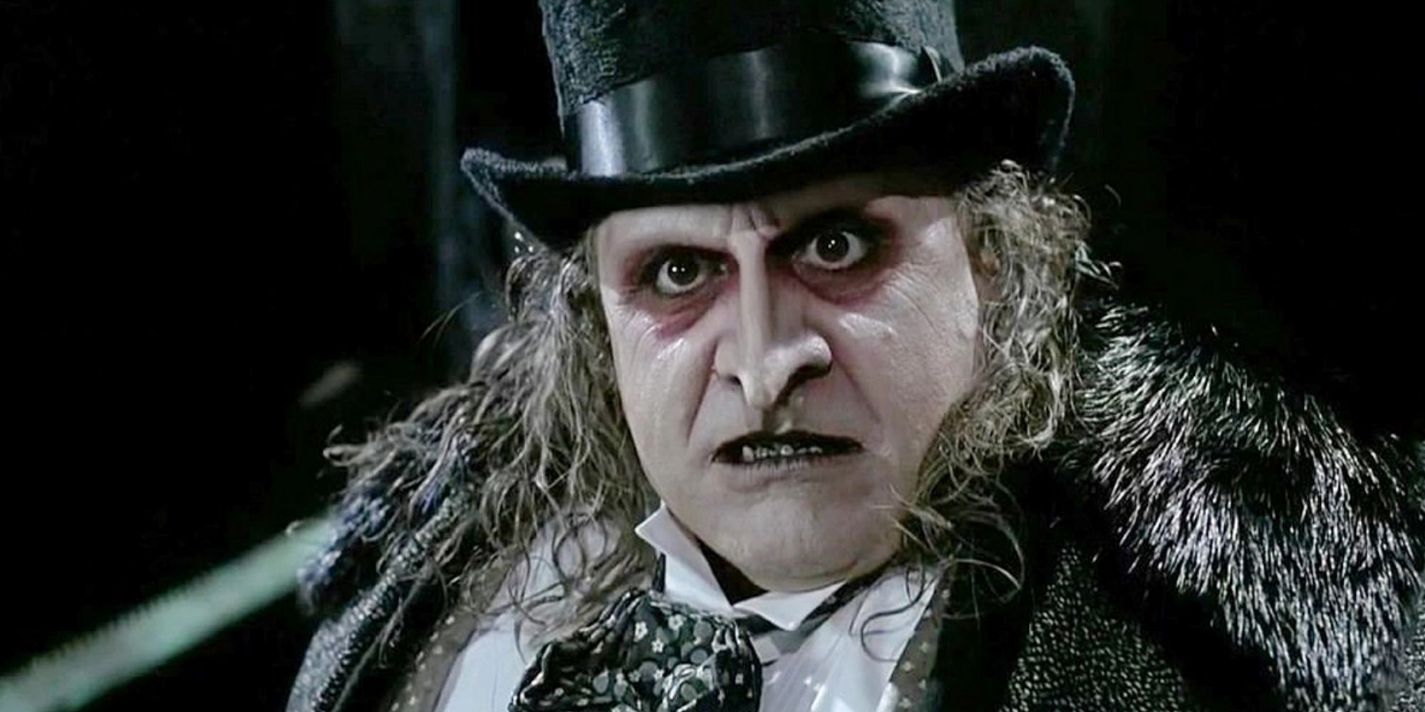 Danny DeVito dans Batman Returns (1992) dans son costume de Pingouin, avec maquillage et prothèses.