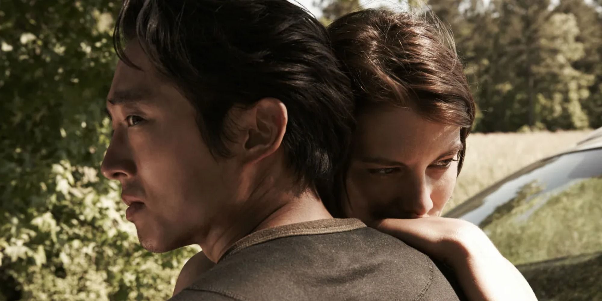 Glenn (Steven Yeun) dan Maggie (Lauren Cohan) berpelukan dengan kepala Maggie di bahunya di The Walking Dead