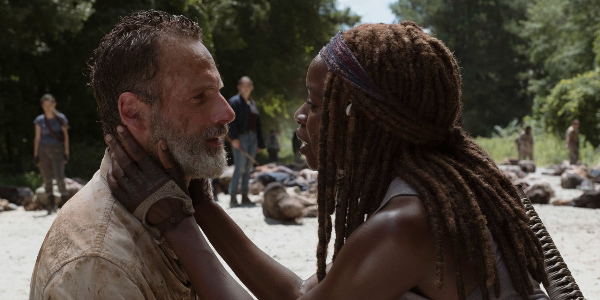 Michonne (Danai Gurira) berlutut dengan tangannya di wajah Rick (Andrew Lincoln) di The Walking Dead