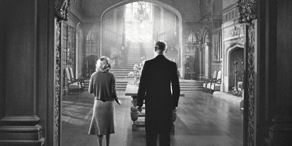 Joan Fontaine and Laurence Olivier in 'Rebecca' walking into their estate