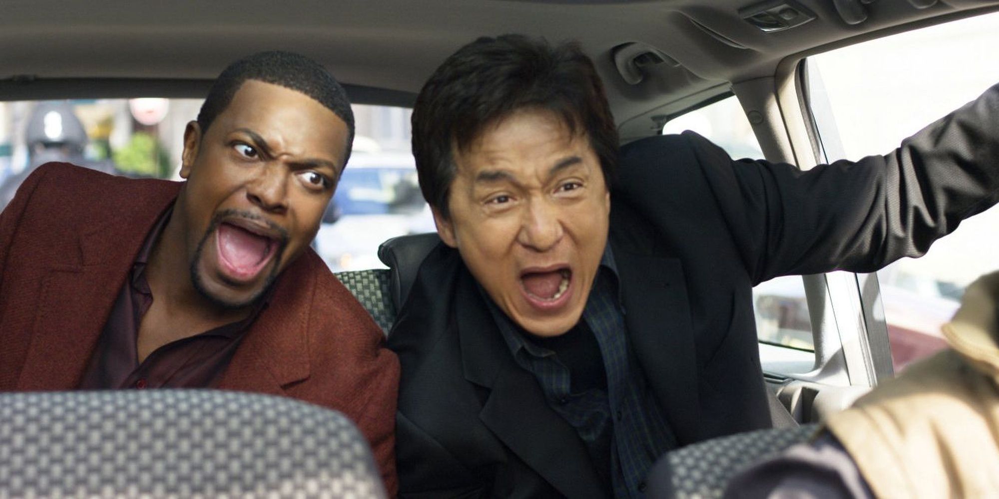 Lee (Jackie Chan) e Carter (Chris Tucker) em uma perseguição de carro