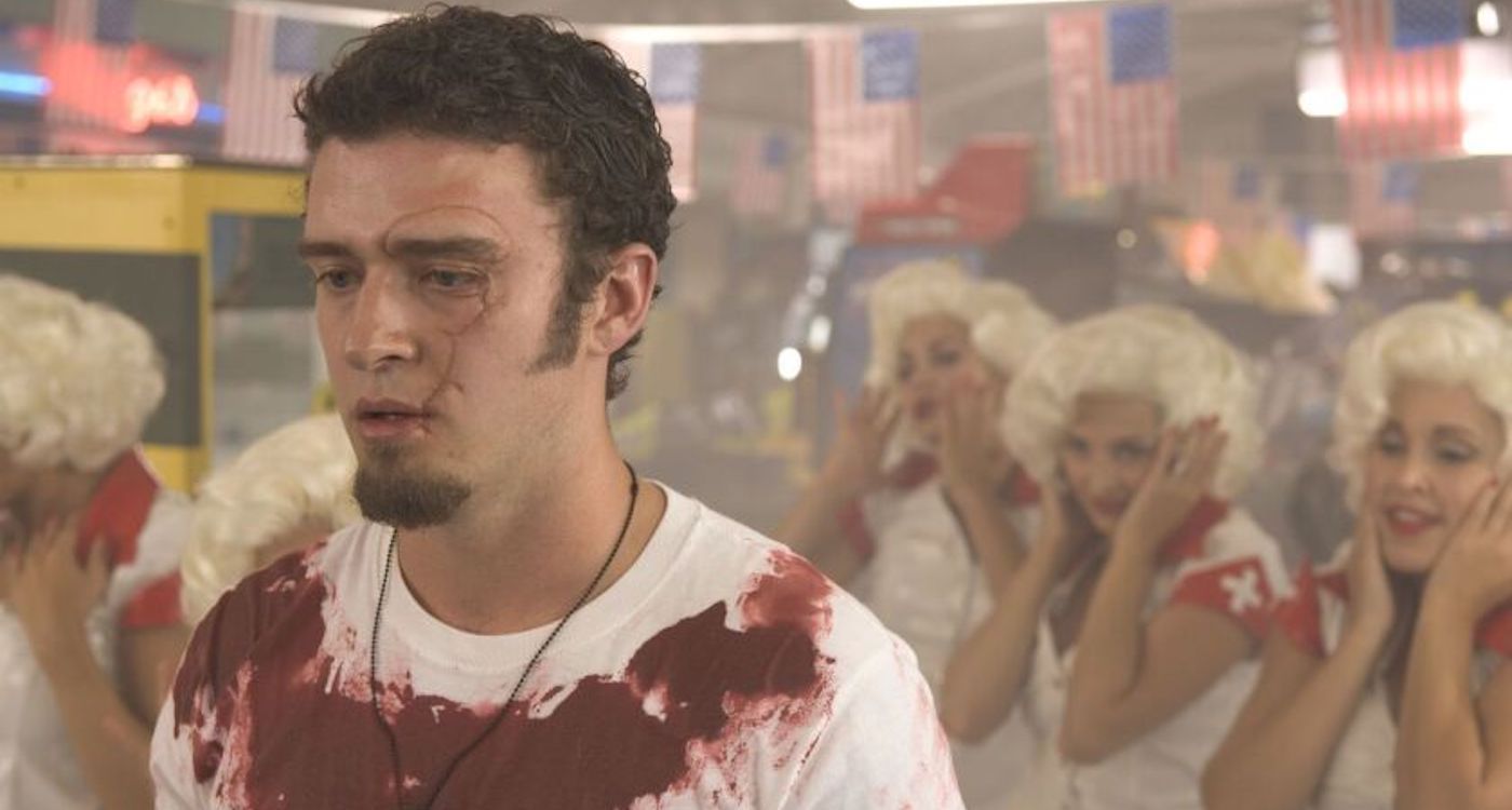 Justin Timberlake como piloto privado Abilene coberto de sangue e parecendo pensativo em Southland Tales