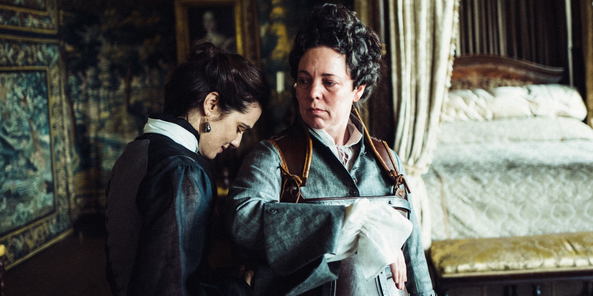 راشيل وايز وأوليفيا كولمان في دور سارة تشرشل والملكة آن في فيلم The Favourite