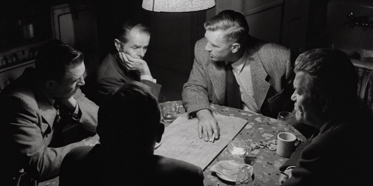 Sterling Hayden, que interpreta a Johnny Clay, y el resto del grupo se sientan alrededor de una mesa. "asesinato"