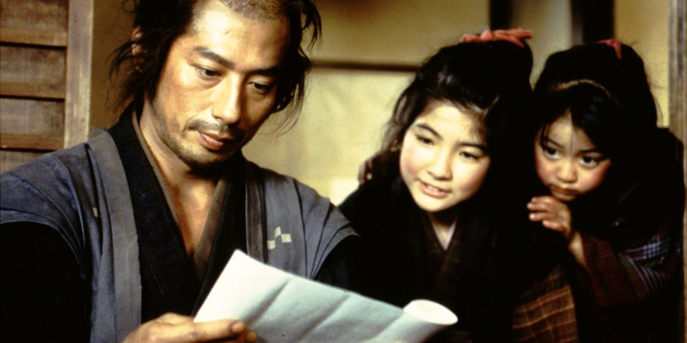 Hiriyuki Sanada reading with his children in The Twilight Samurai