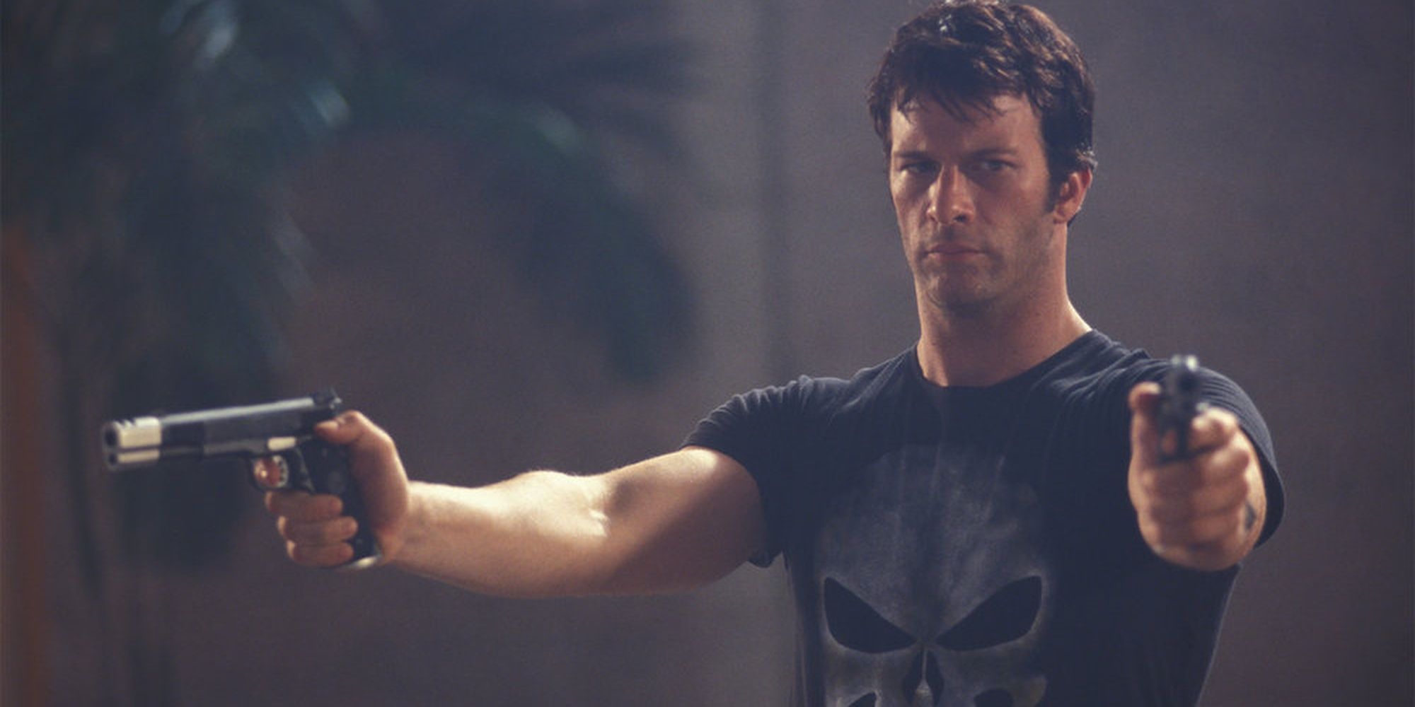 Thomas Jane brandissant deux armes de poing dans le rôle de Frank Castle dans The Punisher