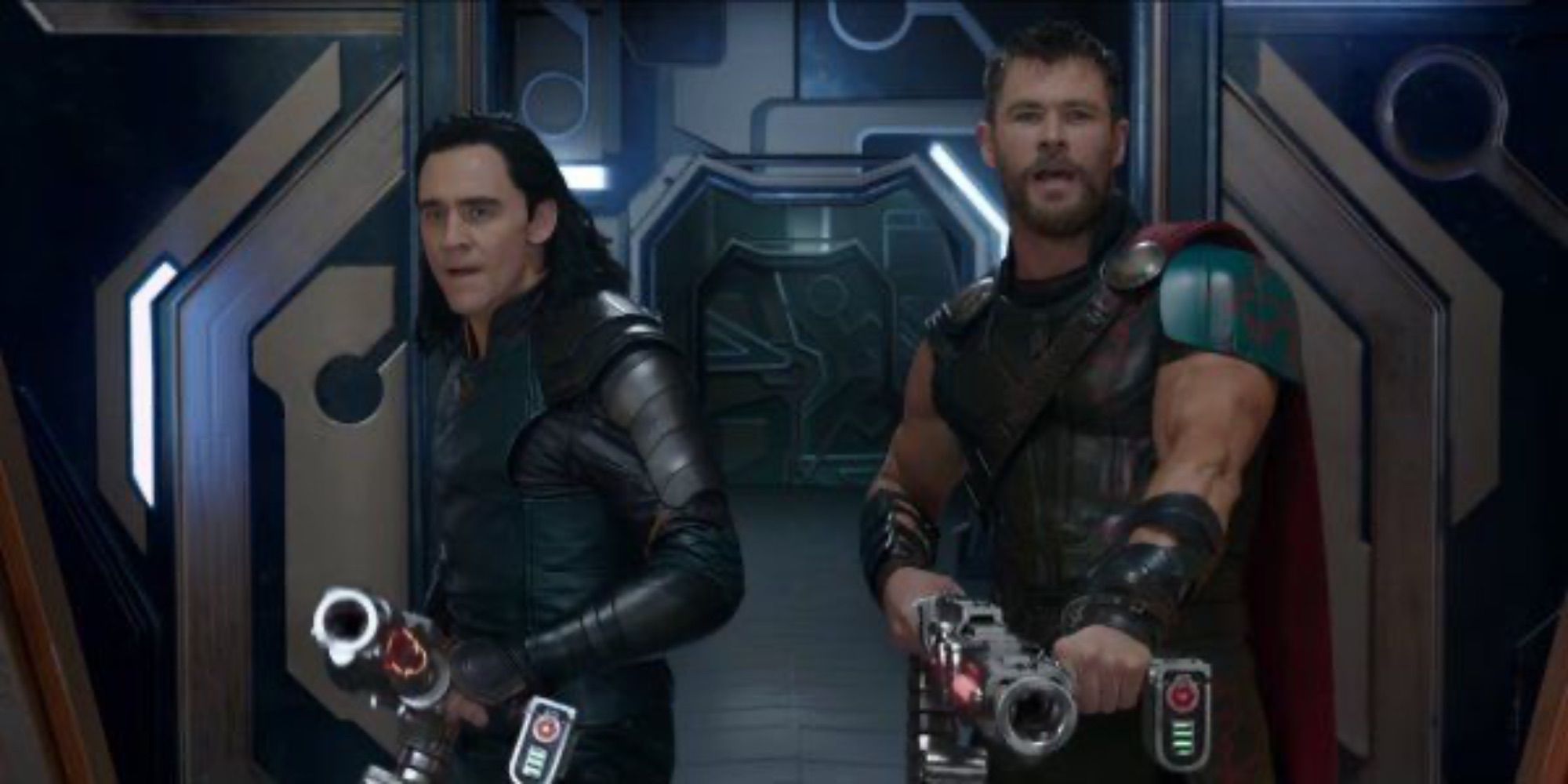Tom Hiddleston (Loki) y Krist Hemsworth (Thor) en Thor: Ragnarok