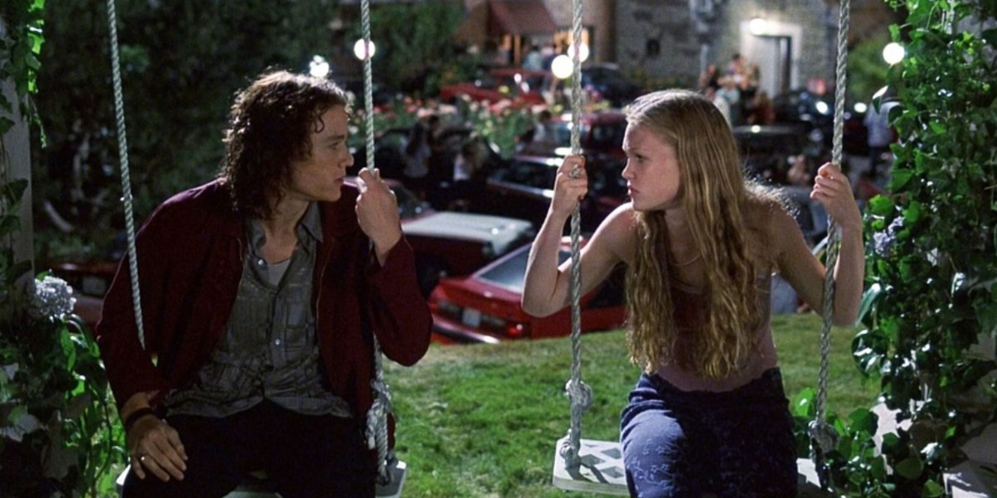 Heath Ledger assis sur la balançoire avec Julia Stiles. 