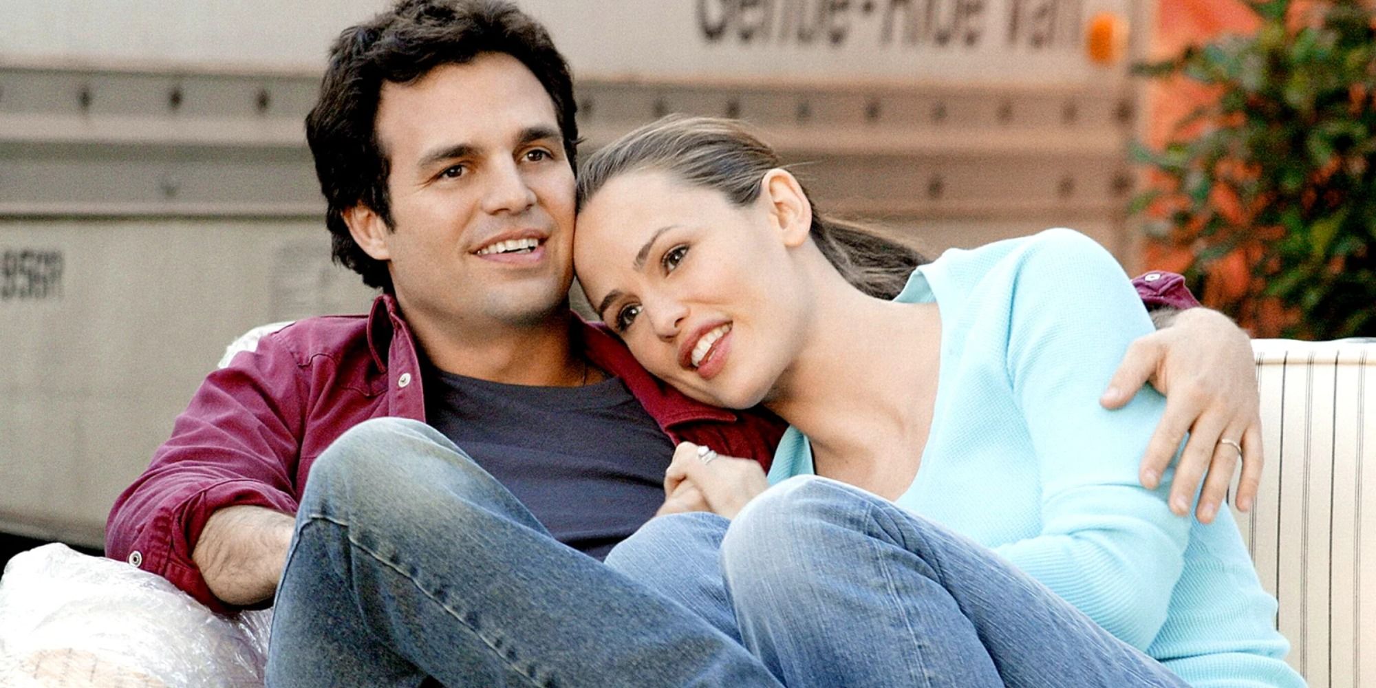 Mark Ruffalo and Jennifer Garner cuddling on the couch 