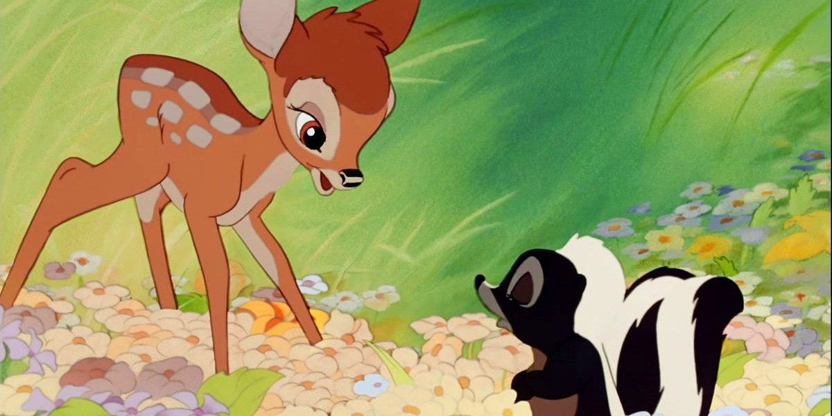 Un bébé cerf s'entretient joyeusement avec une mouffette dans un lit de fleurs dans 'Bambi'.