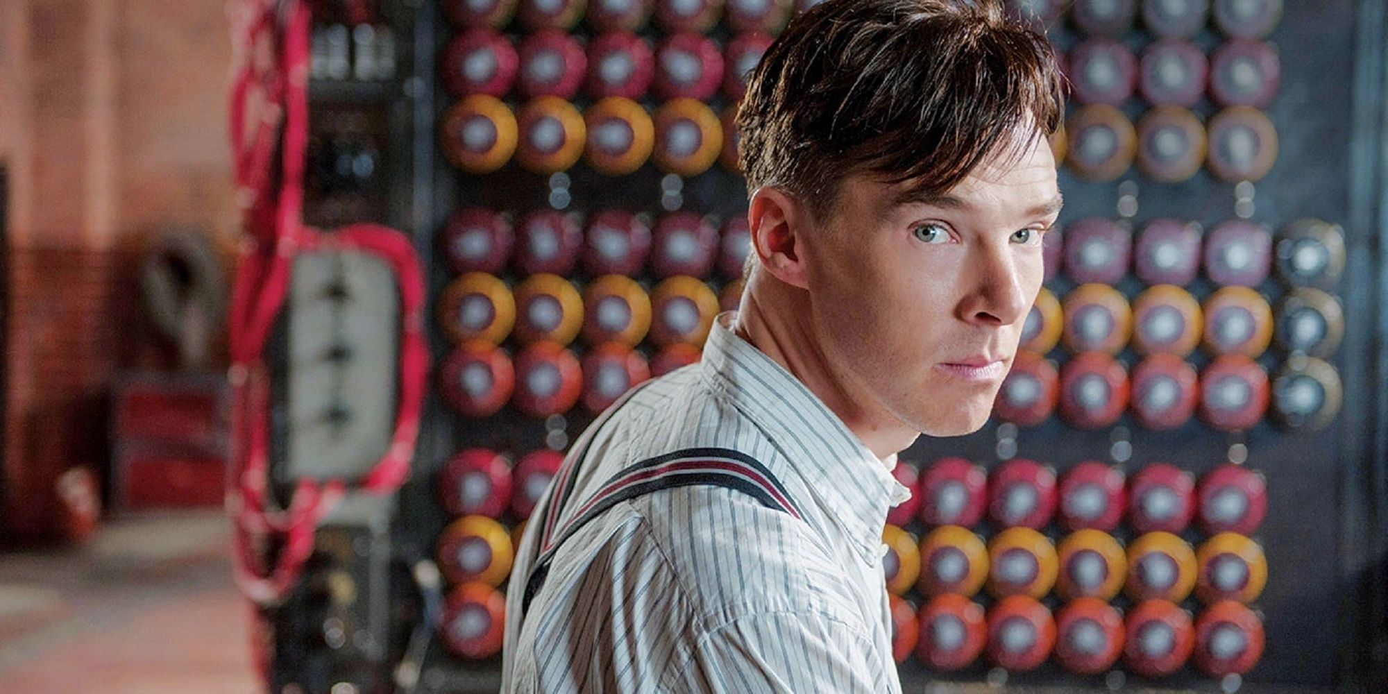 Alan Turing se retournant pour regarder la caméra dans The Imitation Game.