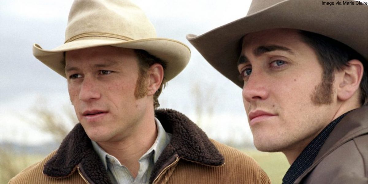Heath Ledger e Jake Gyllenhaal como Ennis e Jack olhando na mesma direção em Brokeback Mountain