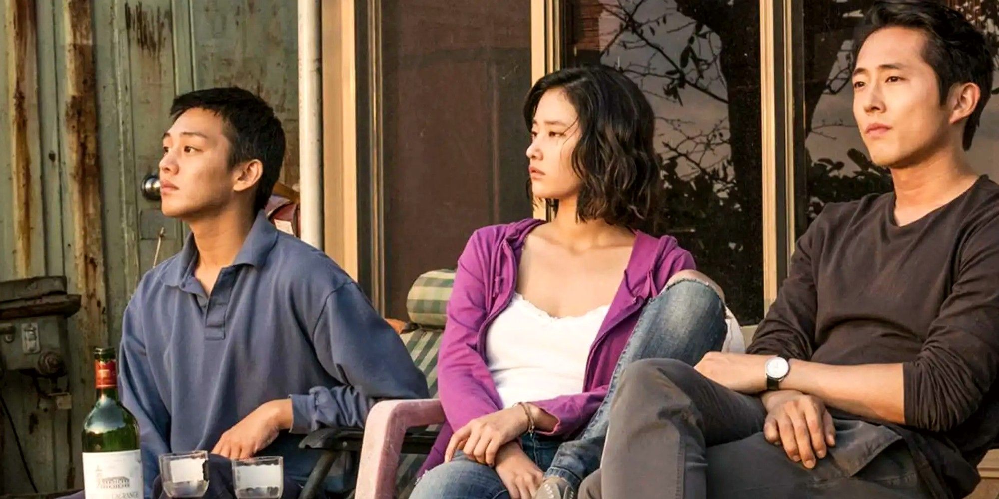 Lee Jong-su, Shin Hae-mi and Steven Yeun looking at the sunset in Burning